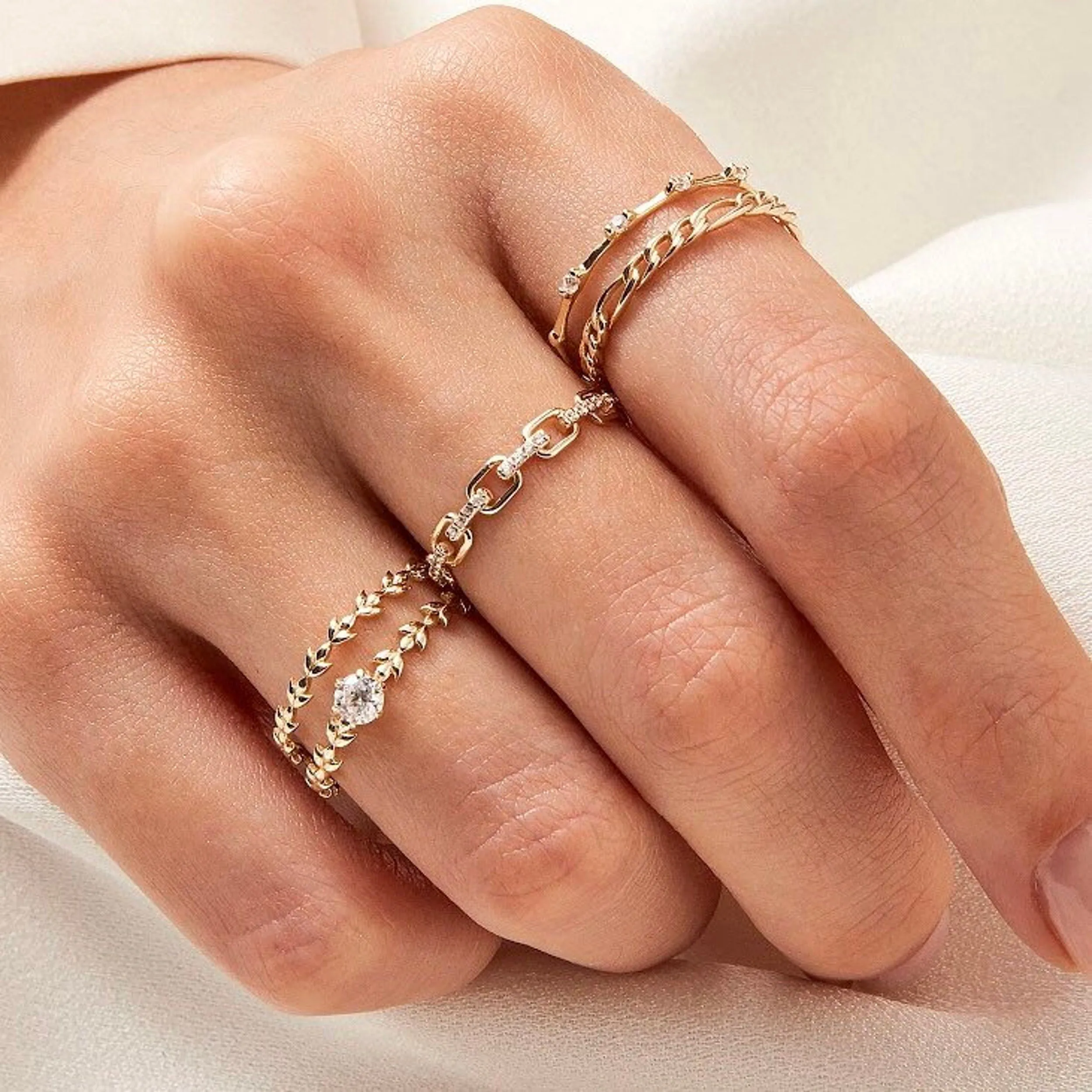 0.15 TCW Round Moissanite Chain Minimalist Band