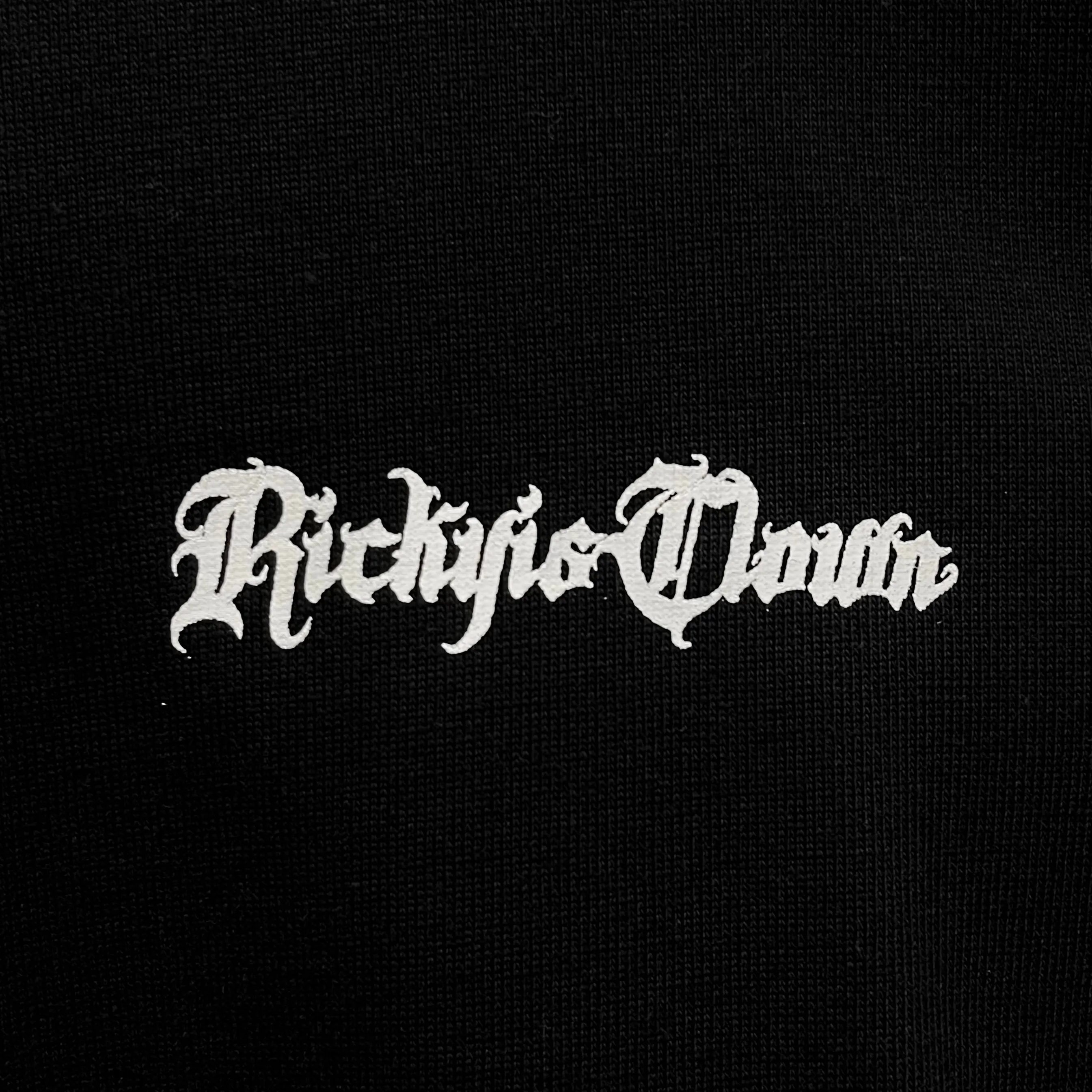 Rickyisclown [RIC] Cursive Gothic Drop Shoulder Tee Black [R7230213E-K8]